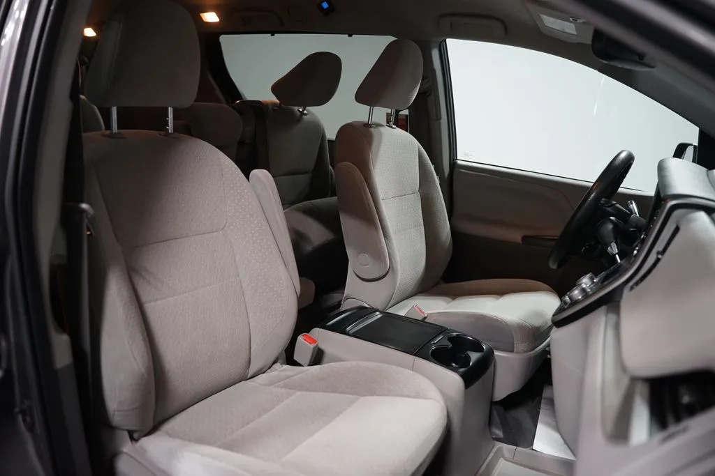 2020 Toyota Sienna LE thumbnail 18