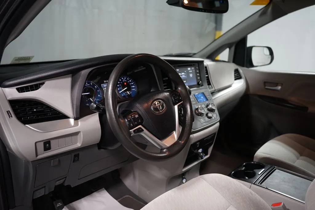 2020 Toyota Sienna LE thumbnail 19