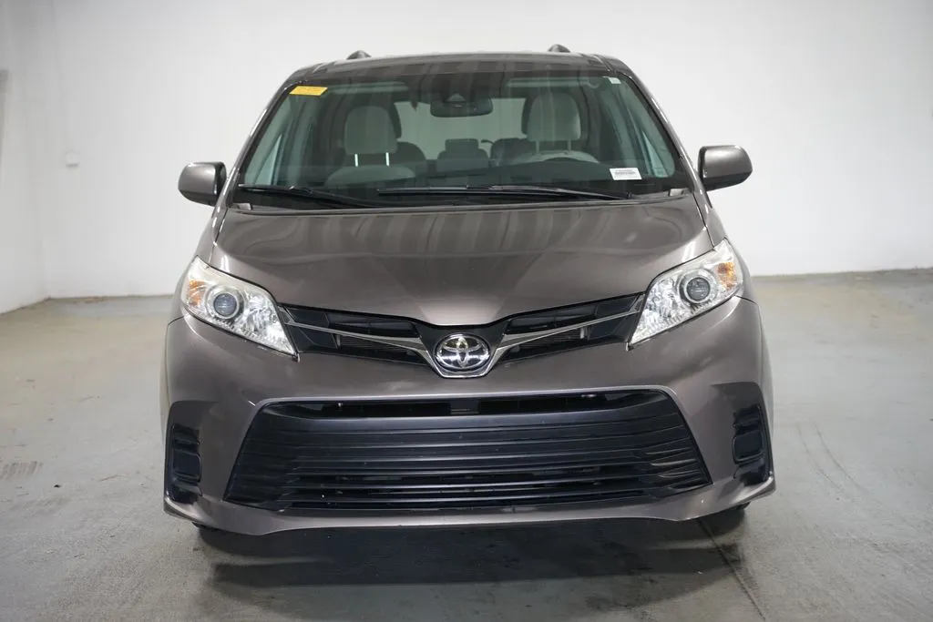 2020 Toyota Sienna LE thumbnail 2