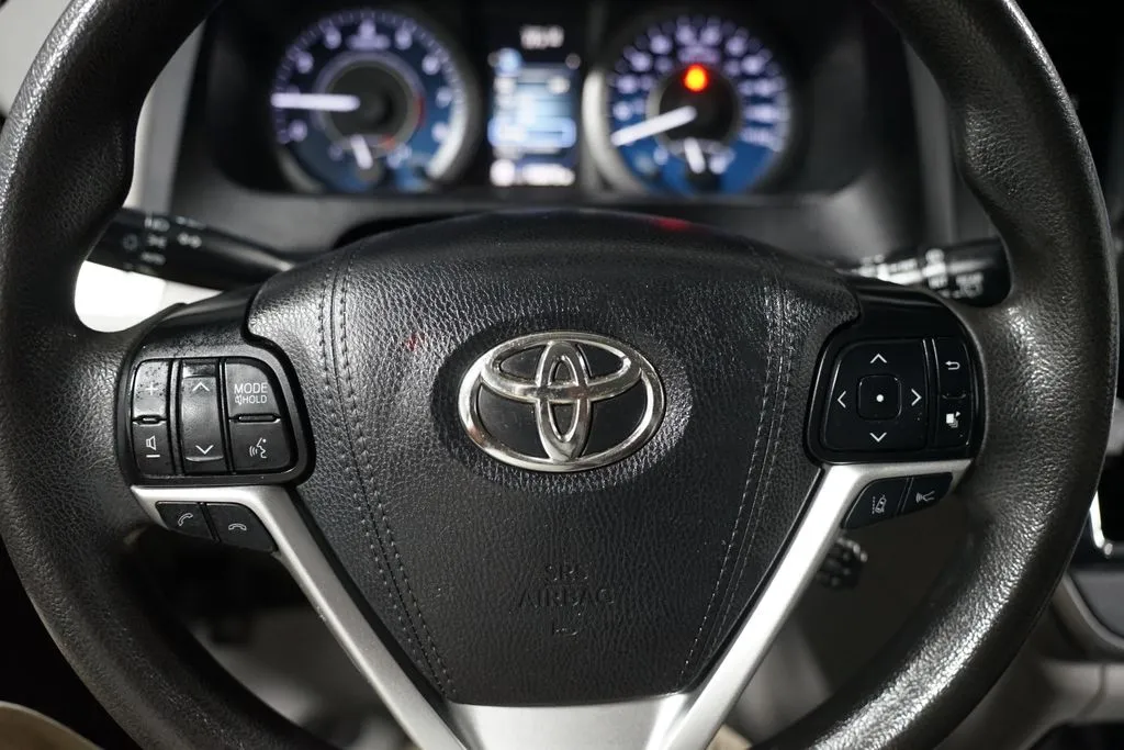 2020 Toyota Sienna LE thumbnail 20