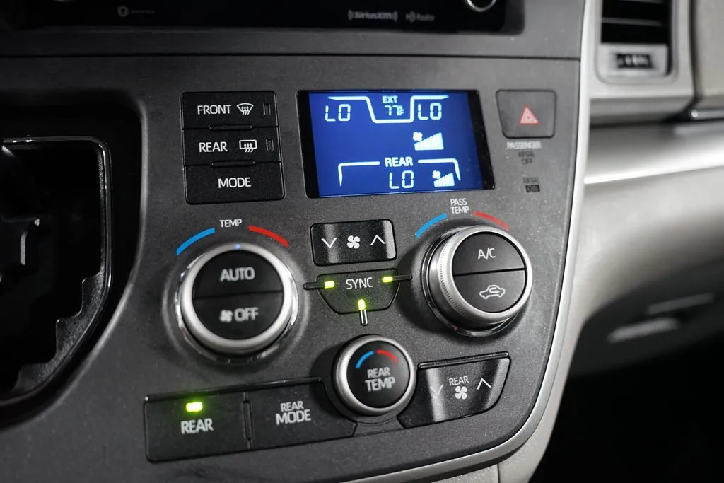 2020 Toyota Sienna LE thumbnail 24