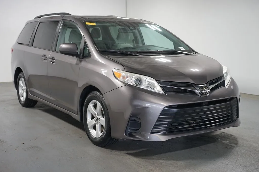 2020 Toyota Sienna LE thumbnail 3