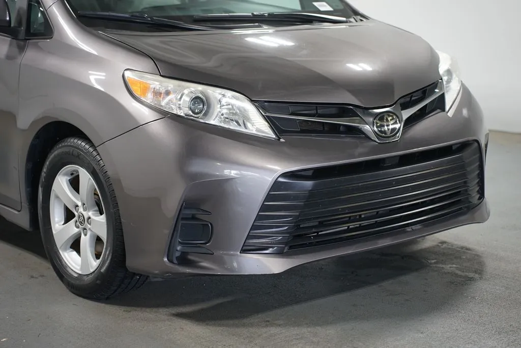 2020 Toyota Sienna LE thumbnail 4