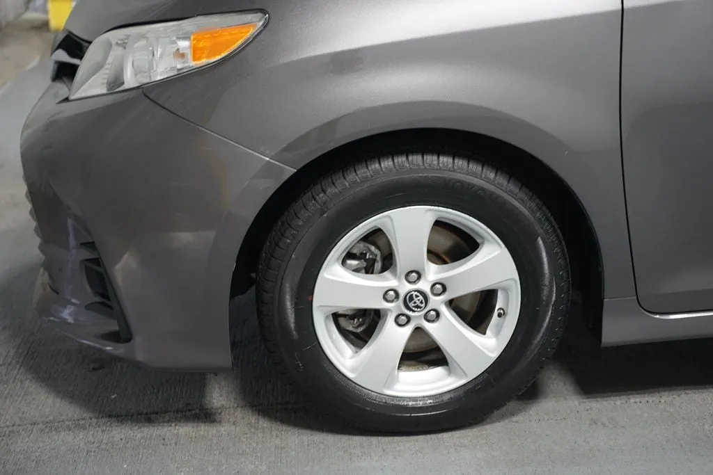 2020 Toyota Sienna LE thumbnail 5