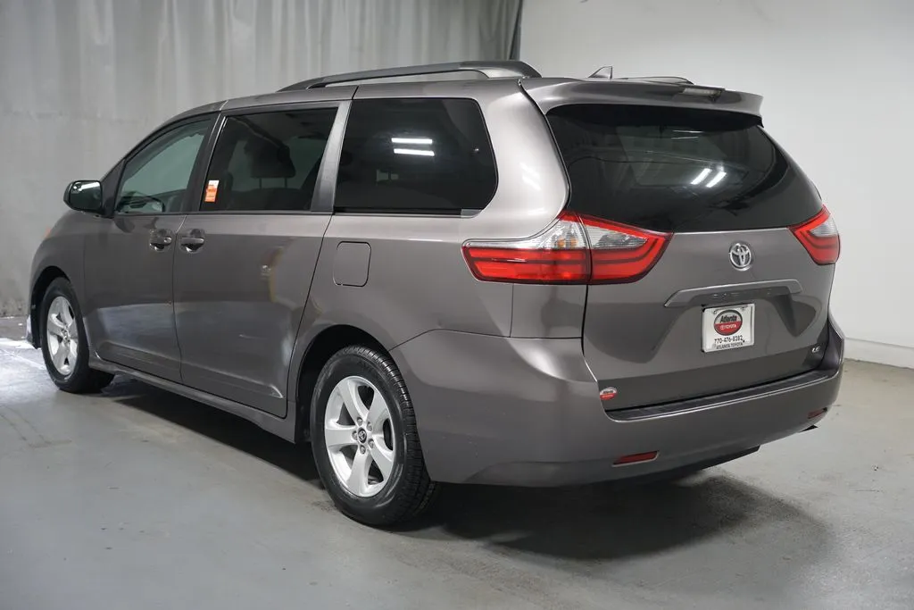 2020 Toyota Sienna LE thumbnail 6