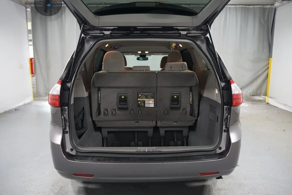 2020 Toyota Sienna LE thumbnail 8