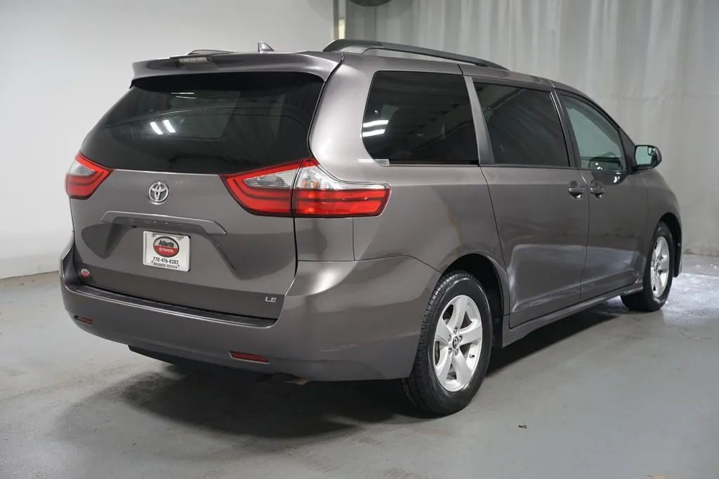 2020 Toyota Sienna LE thumbnail 9