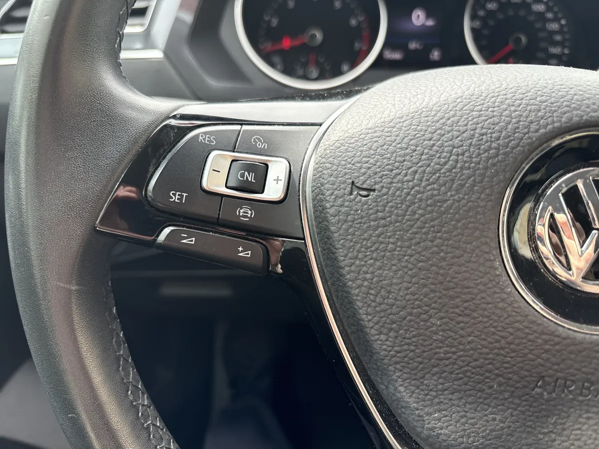 2020 Volkswagen Tiguan SE thumbnail 18
