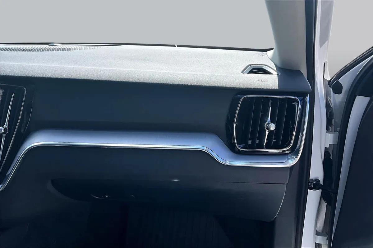 2020 Volvo S60 Momentum thumbnail 19