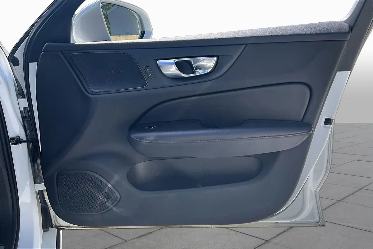 2020 Volvo S60 Momentum thumbnail 23