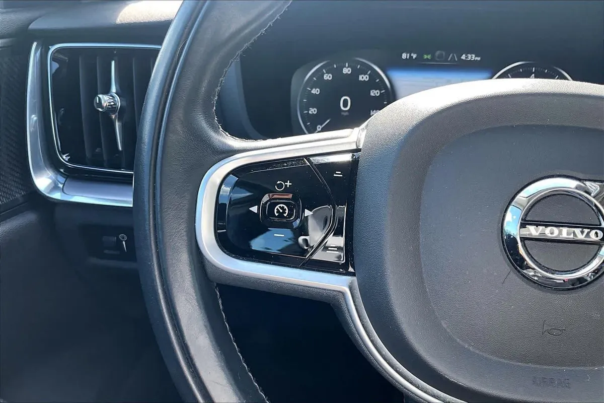 2020 Volvo S60 Momentum thumbnail 24
