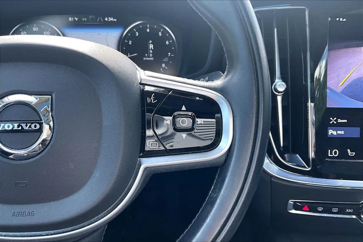 2020 Volvo S60 Momentum thumbnail 25