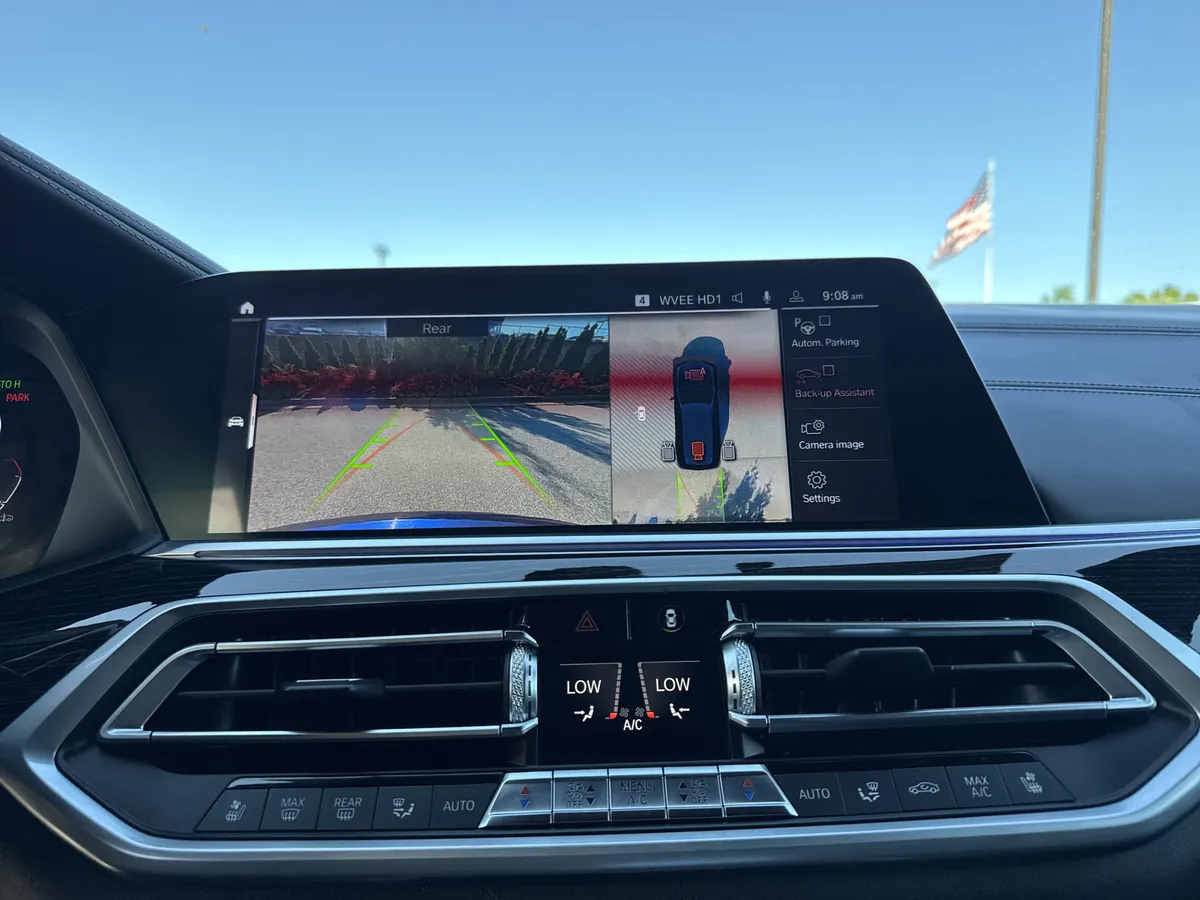 2021 BMW X7 M50i thumbnail 24