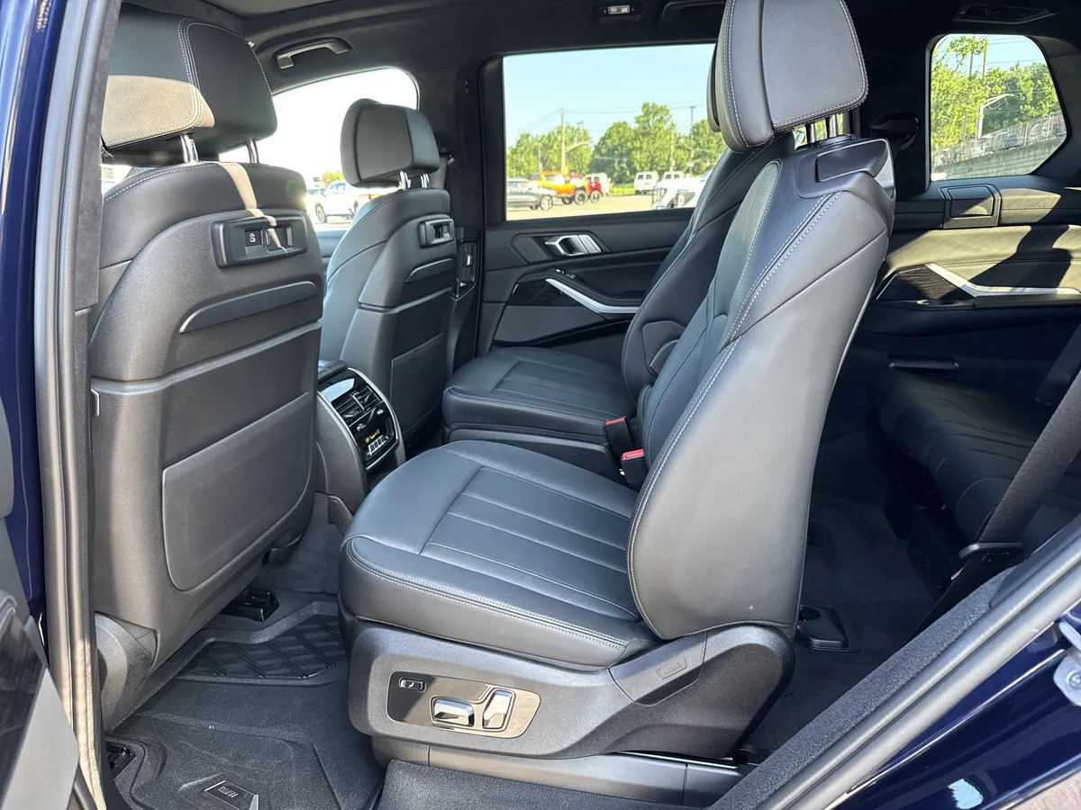 2021 BMW X7 M50i thumbnail 29