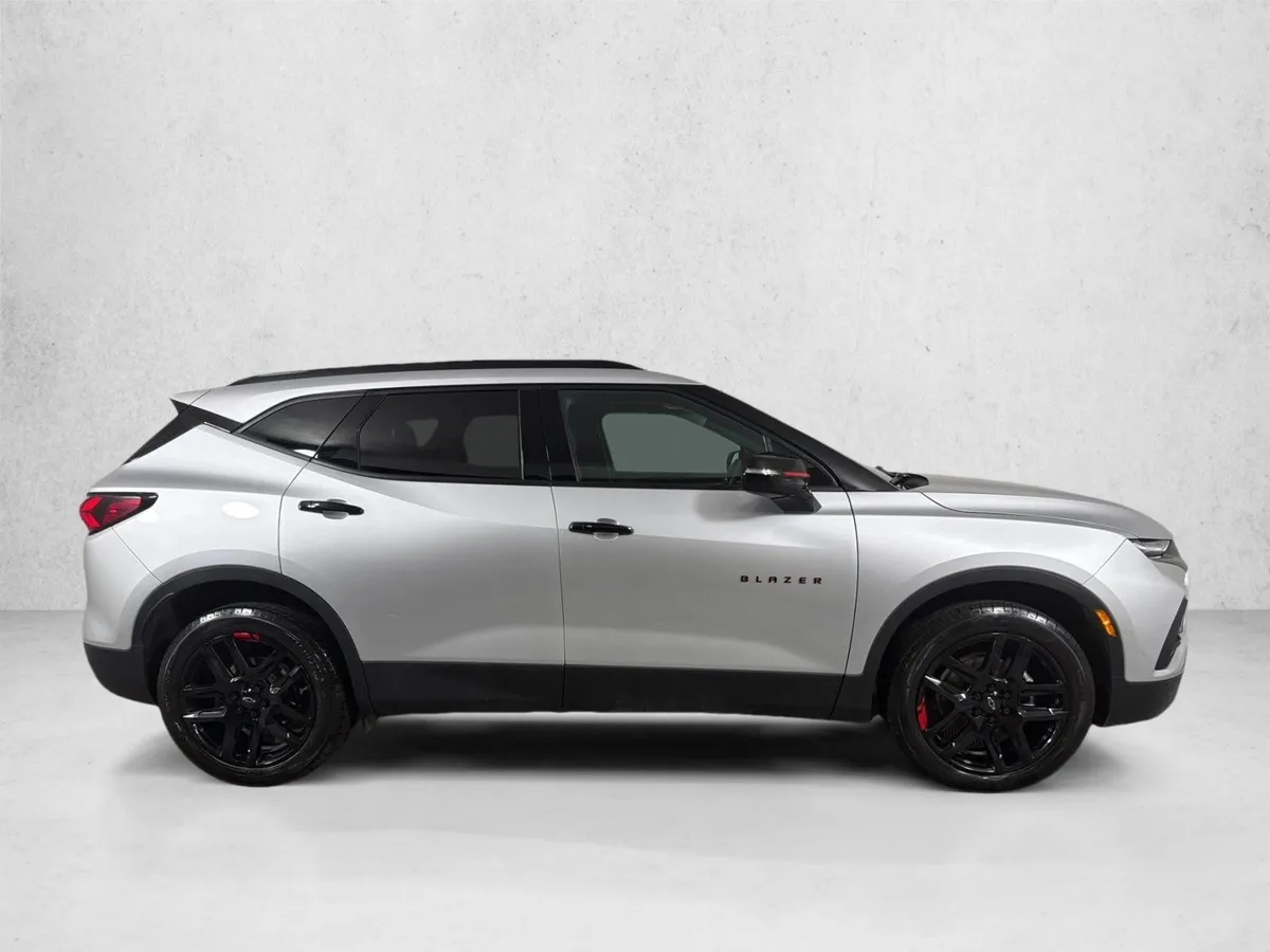 2021 Chevrolet Blazer LT thumbnail 2