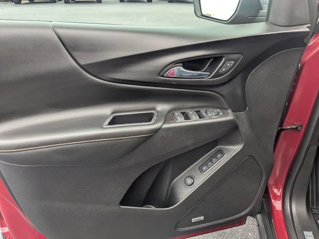 2021 Chevrolet Equinox Premier thumbnail 11