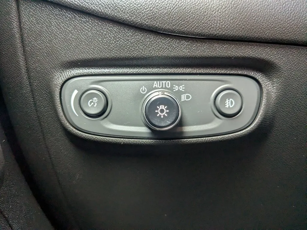 2021 Chevrolet Equinox Premier thumbnail 22
