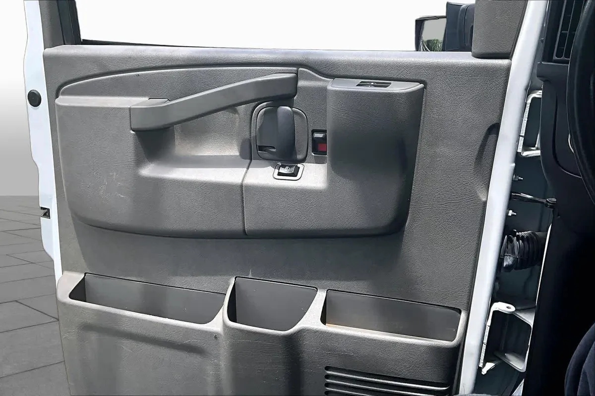 2021 Chevrolet Express Commercial Cutaway thumbnail 18