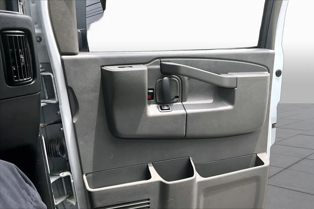 2021 Chevrolet Express Commercial Cutaway thumbnail 19