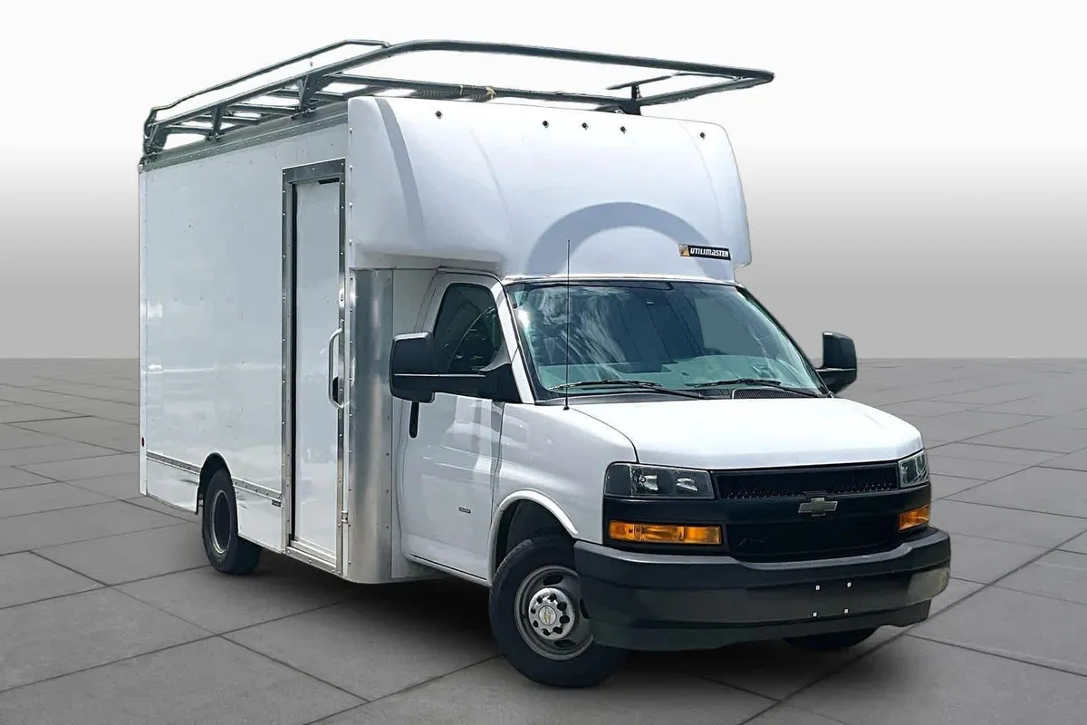 2021 Chevrolet Express Commercial Cutaway thumbnail 3