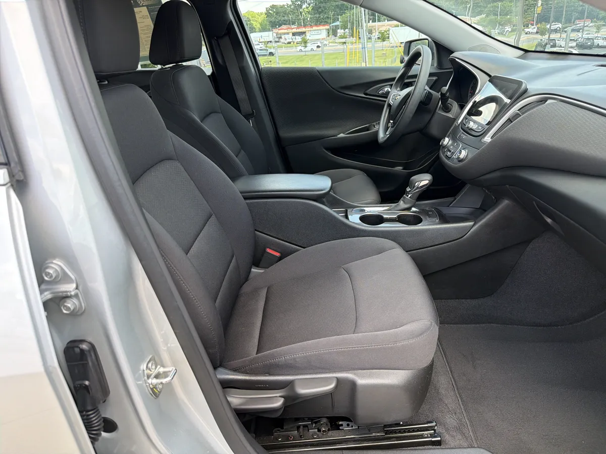 2021 Chevrolet Malibu LS thumbnail 31
