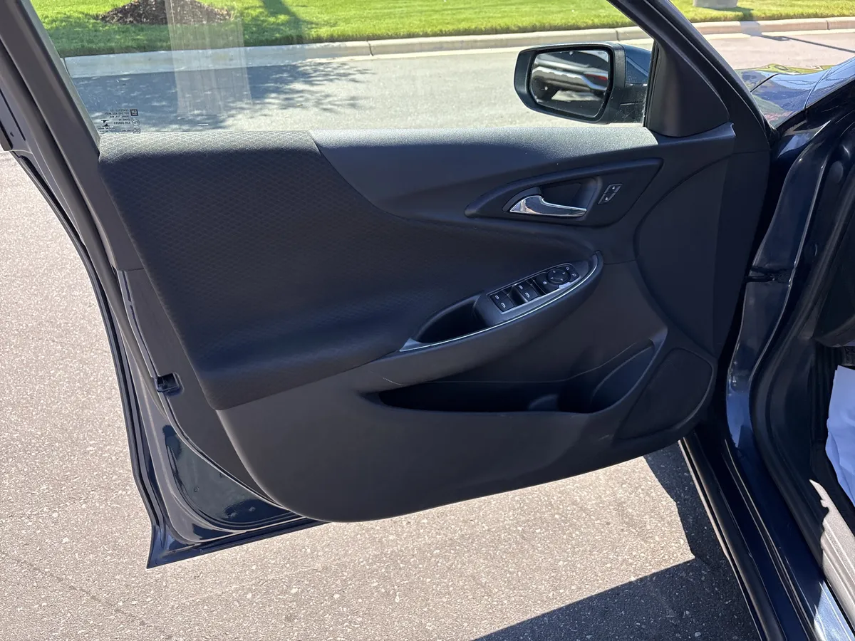 2021 Chevrolet Malibu LT thumbnail 13