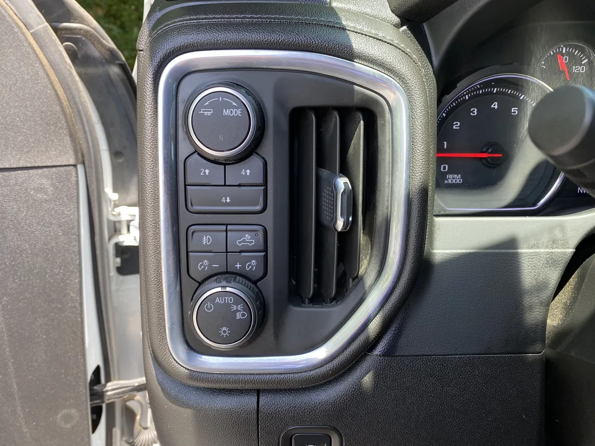 2021 Chevrolet Silverado 2500HD LT thumbnail 17