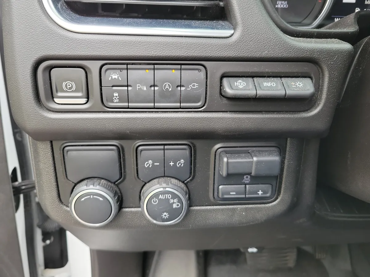 2021 Chevrolet Suburban Premier thumbnail 26
