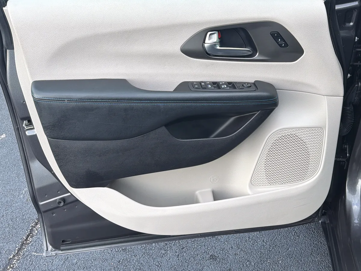 2021 Chrysler Pacifica Touring L thumbnail 21