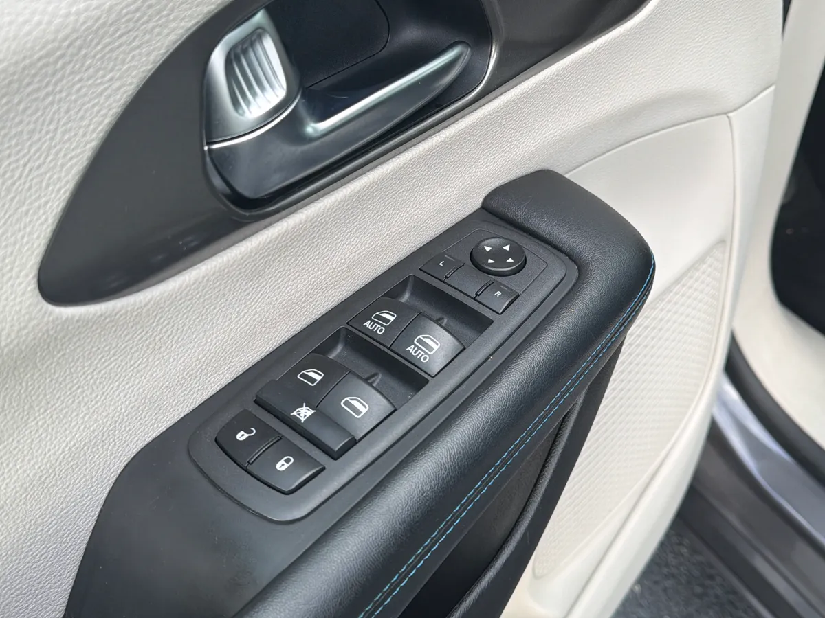 2021 Chrysler Pacifica Touring L thumbnail 22
