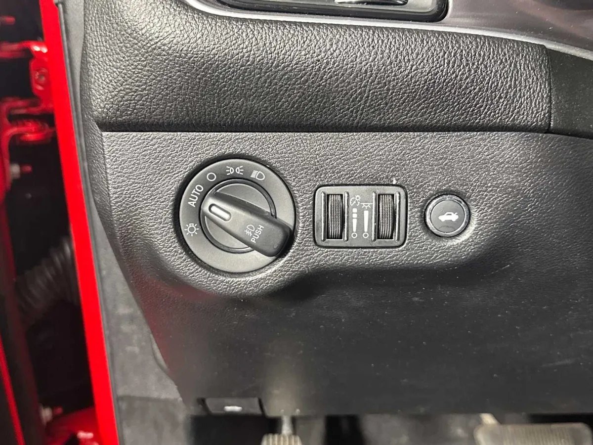 2021 Dodge Challenger SXT thumbnail 30