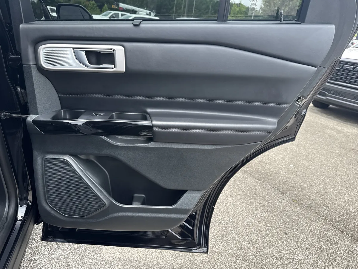 2021 Ford Explorer Platinum thumbnail 17