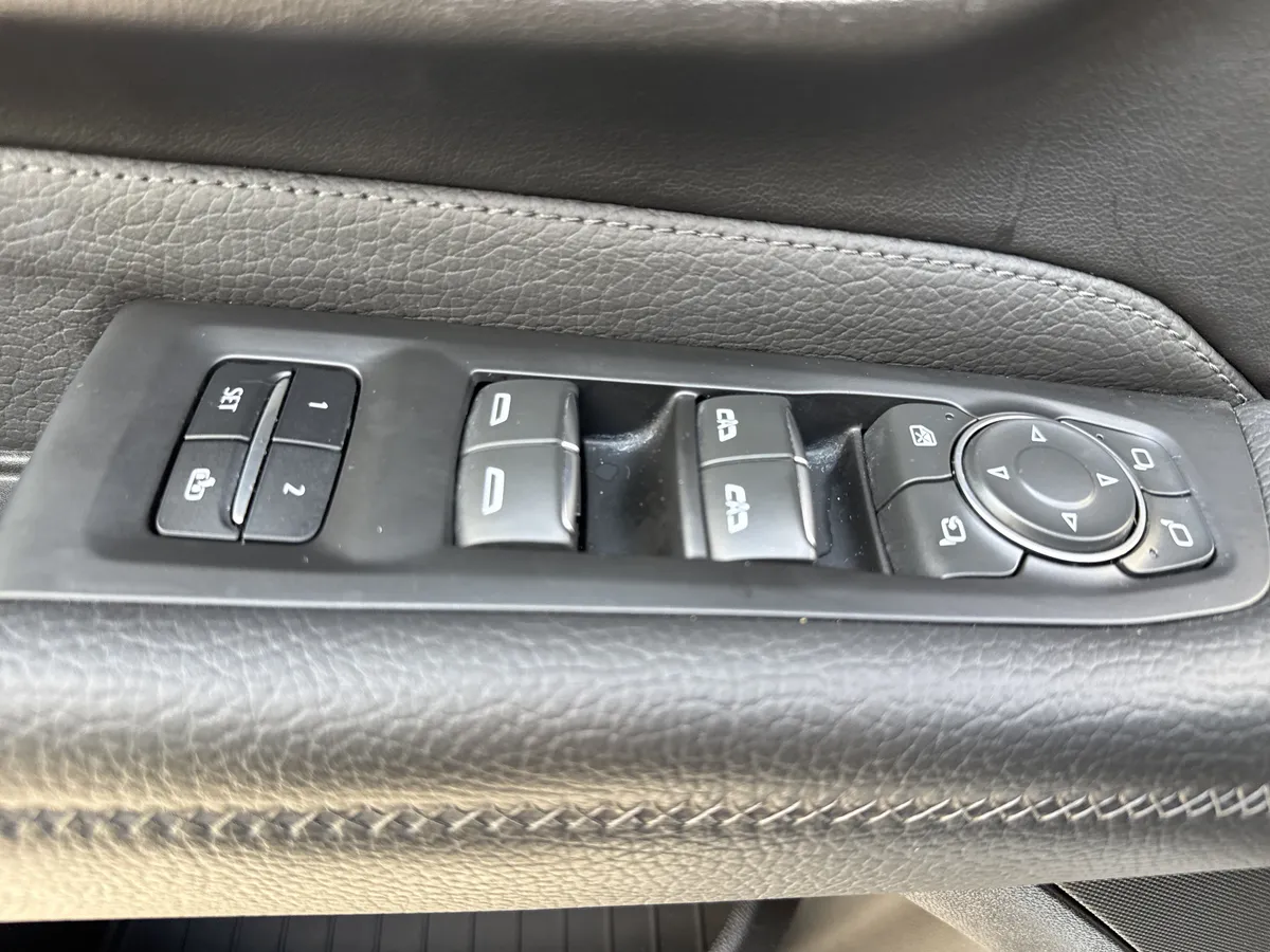 2021 GMC Yukon Denali thumbnail 14