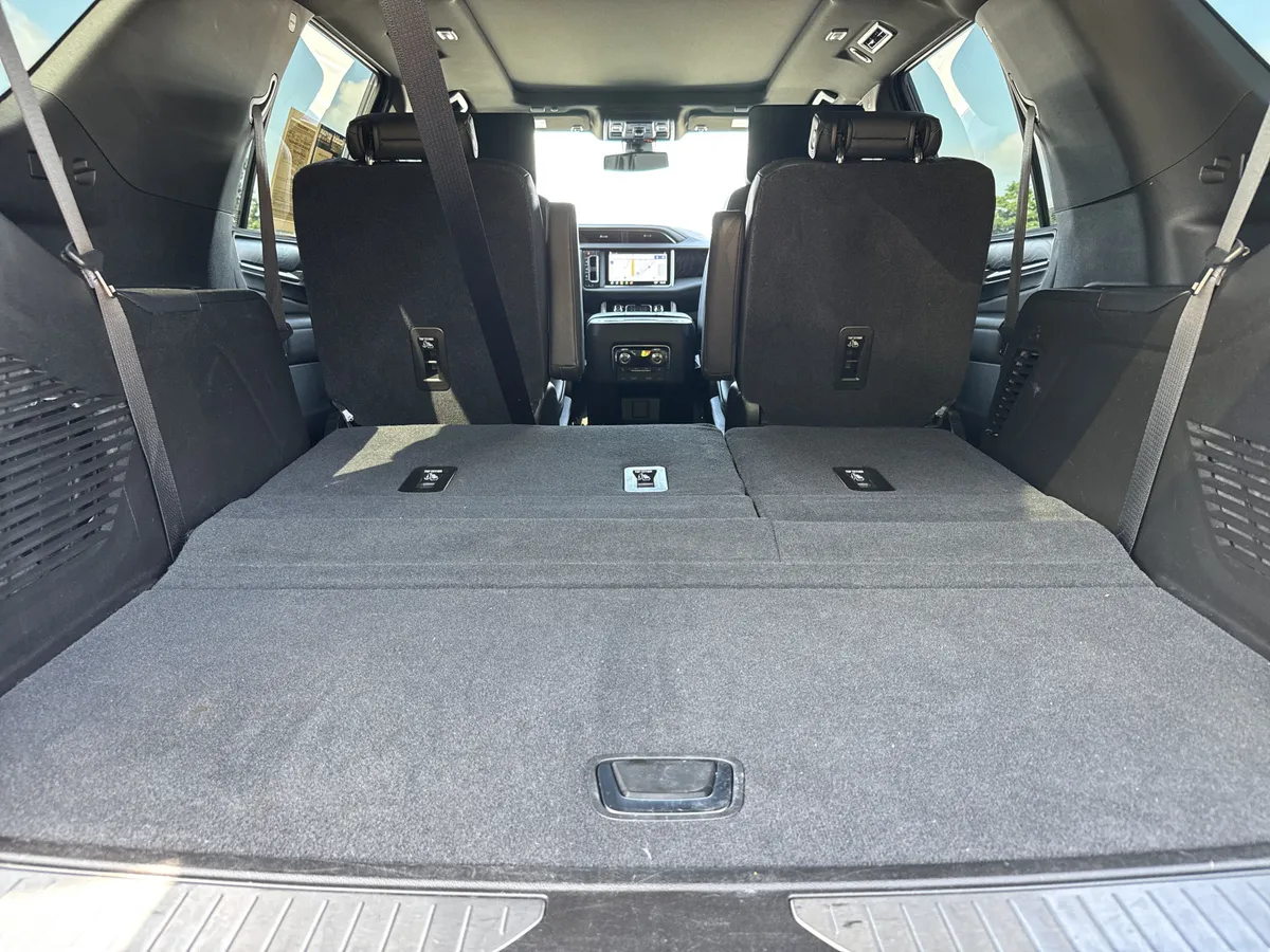 2021 GMC Yukon Denali thumbnail 37