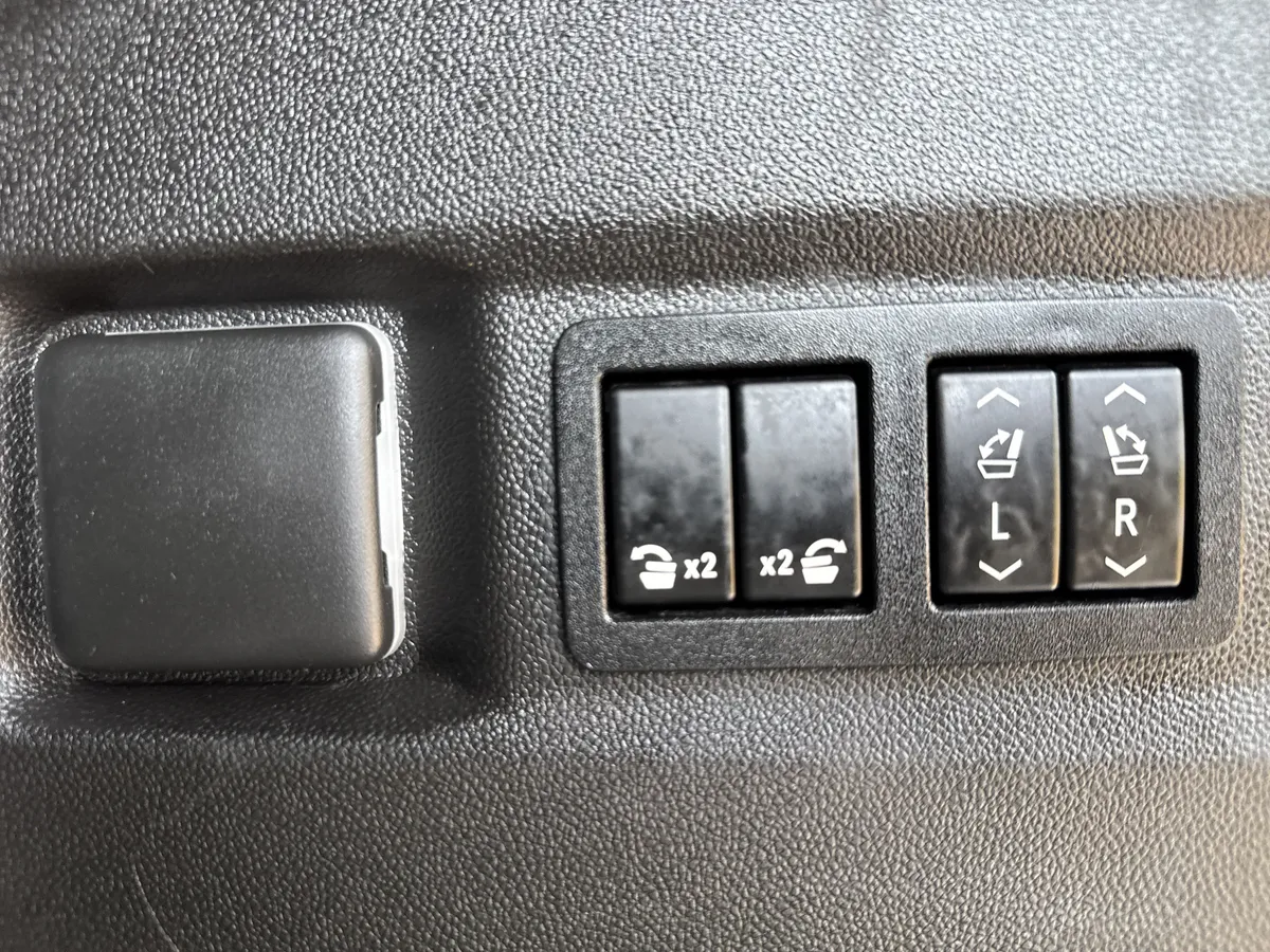 2021 GMC Yukon Denali thumbnail 38
