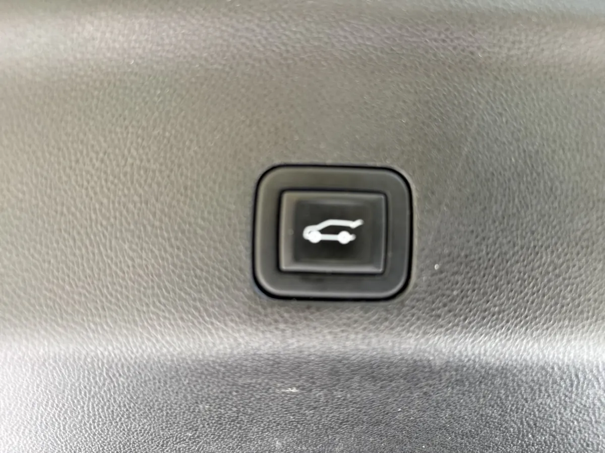 2021 GMC Yukon Denali thumbnail 39