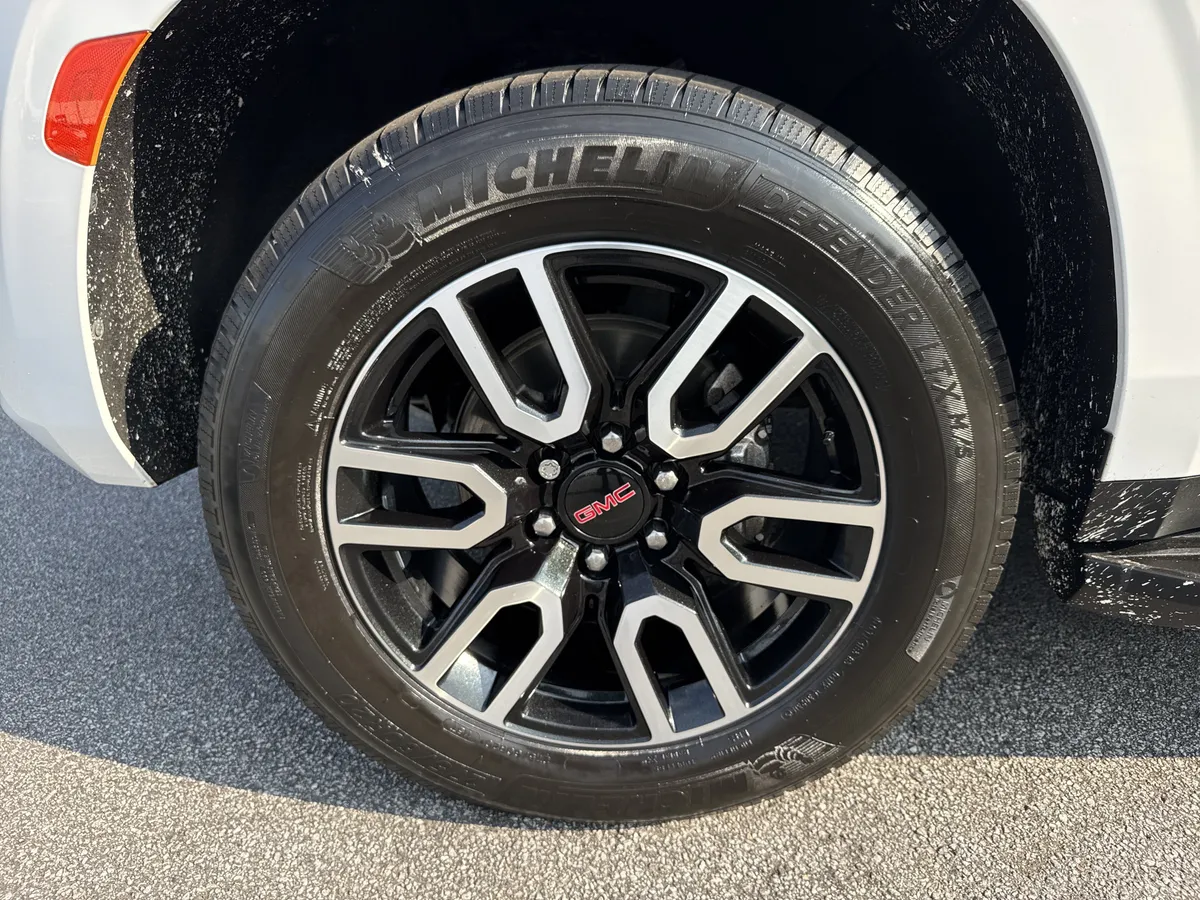 2021 GMC Yukon XL AT4 thumbnail 12