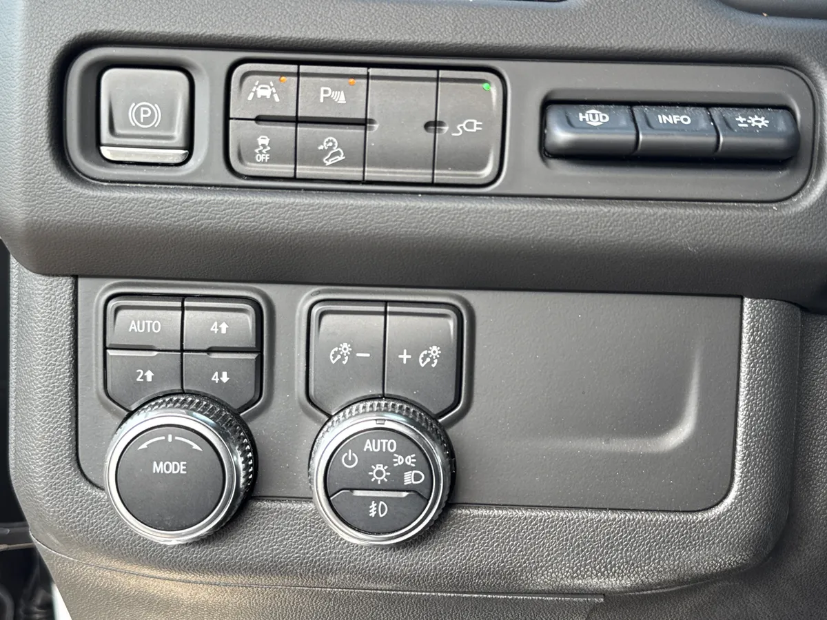 2021 GMC Yukon XL AT4 thumbnail 18