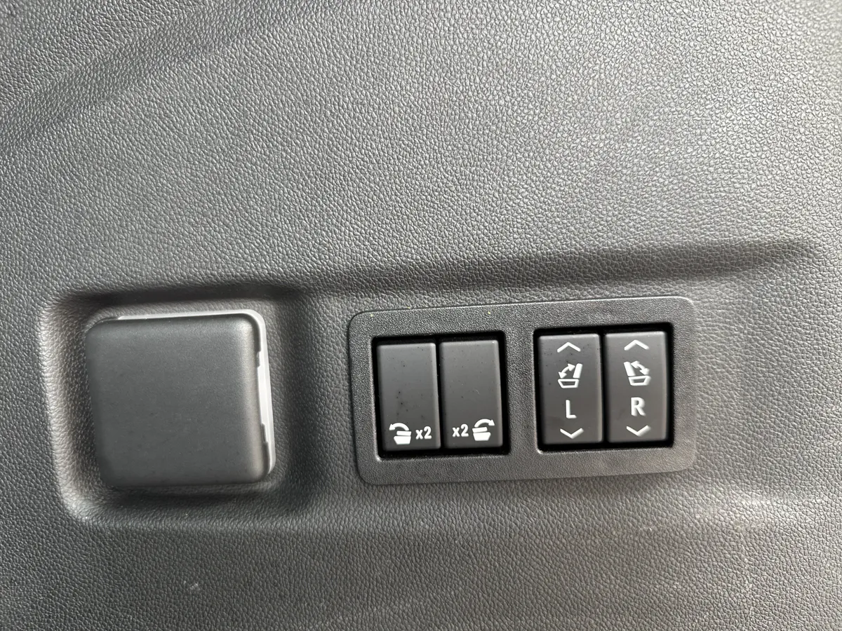 2021 GMC Yukon XL AT4 thumbnail 39