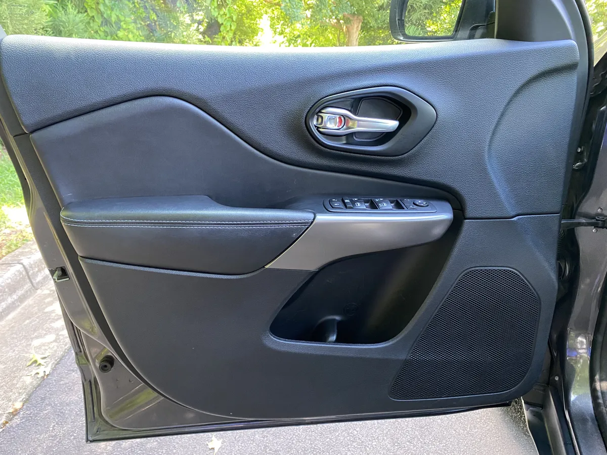 2021 Jeep Cherokee Latitude Plus thumbnail 14