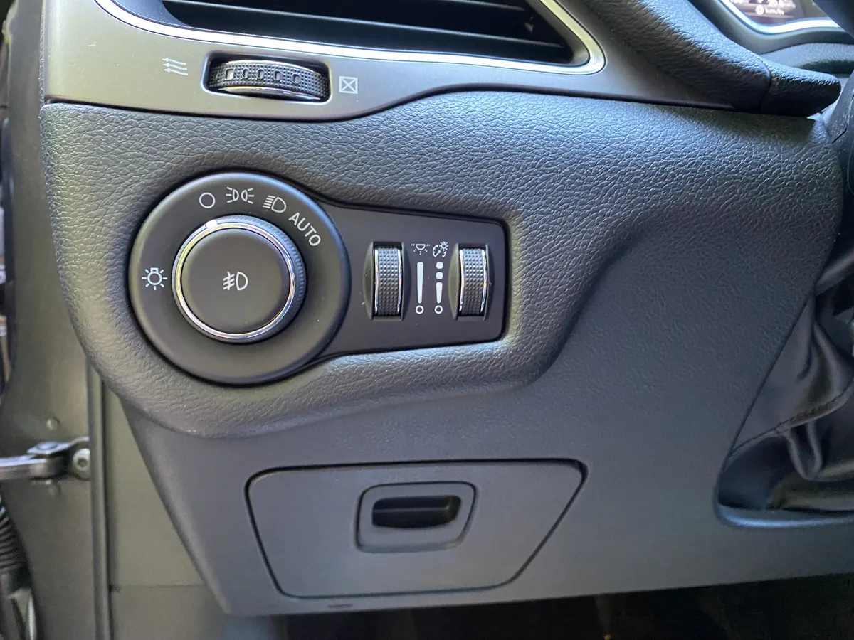 2021 Jeep Cherokee Latitude Plus thumbnail 17