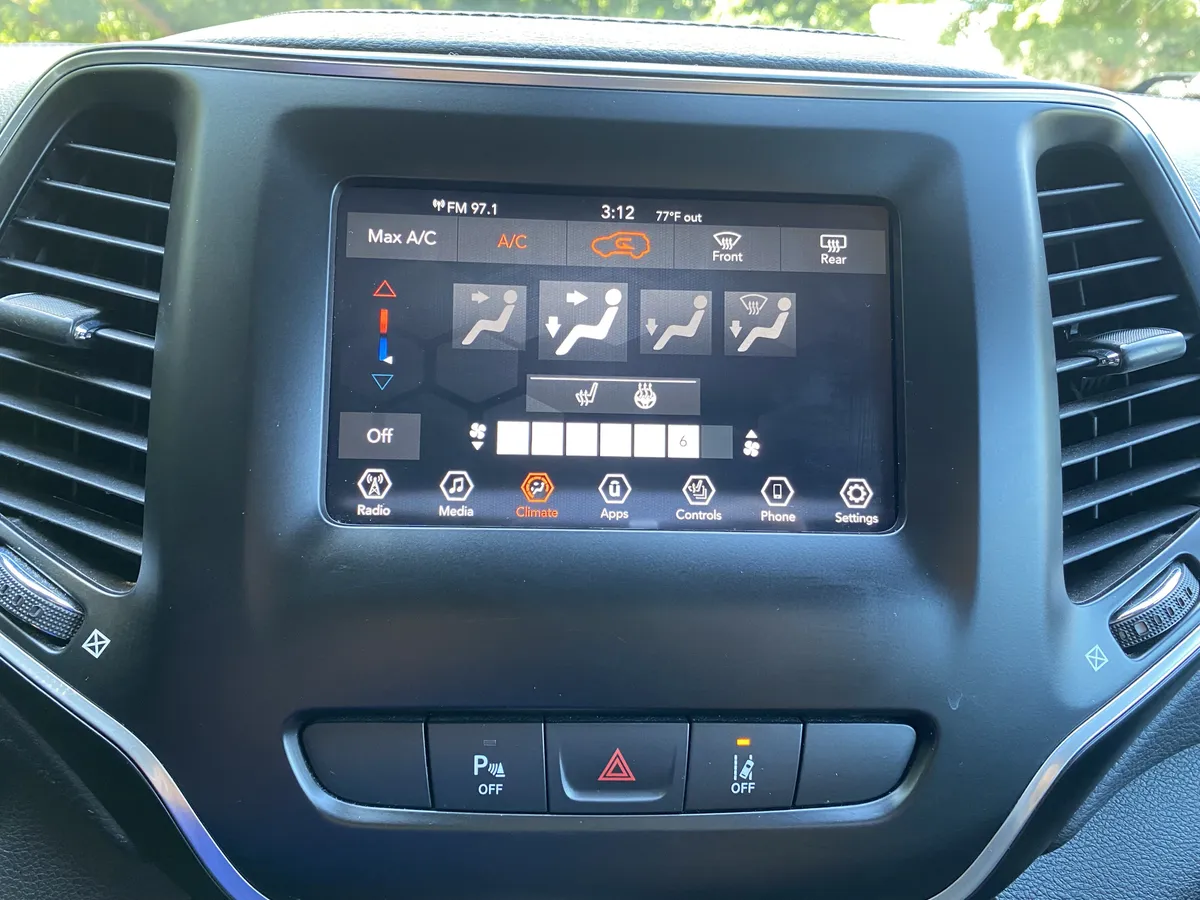 2021 Jeep Cherokee Latitude Plus thumbnail 26