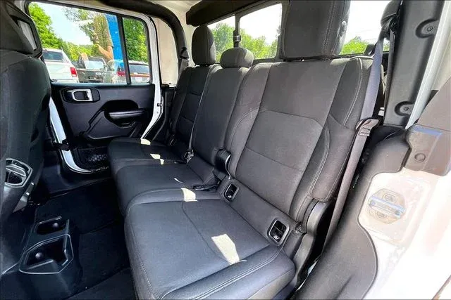 2021 Jeep Gladiator Sport thumbnail 19