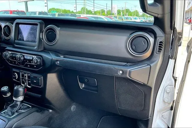 2021 Jeep Gladiator Sport thumbnail 21