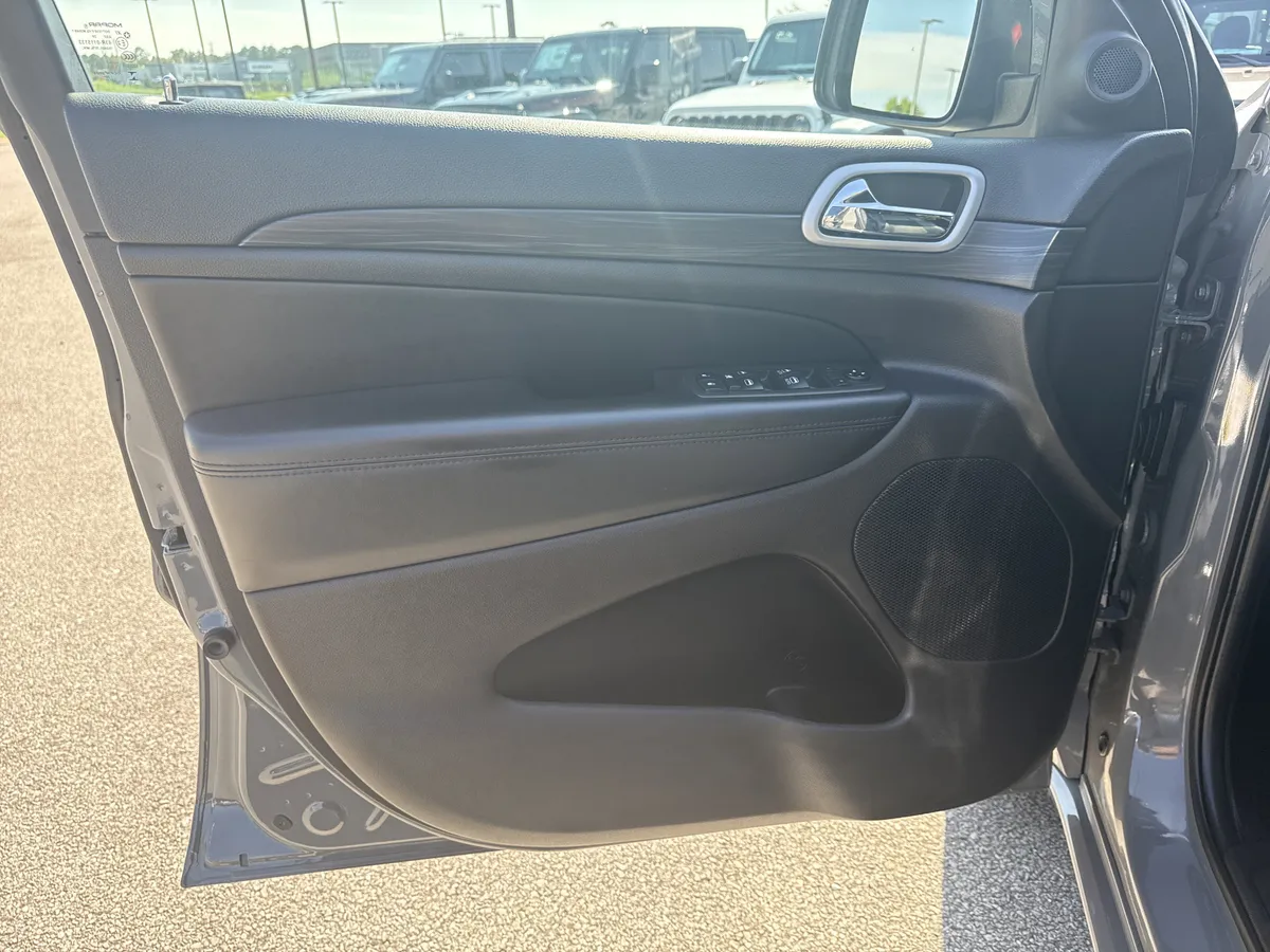 2021 Jeep Grand Cherokee Laredo X thumbnail 11