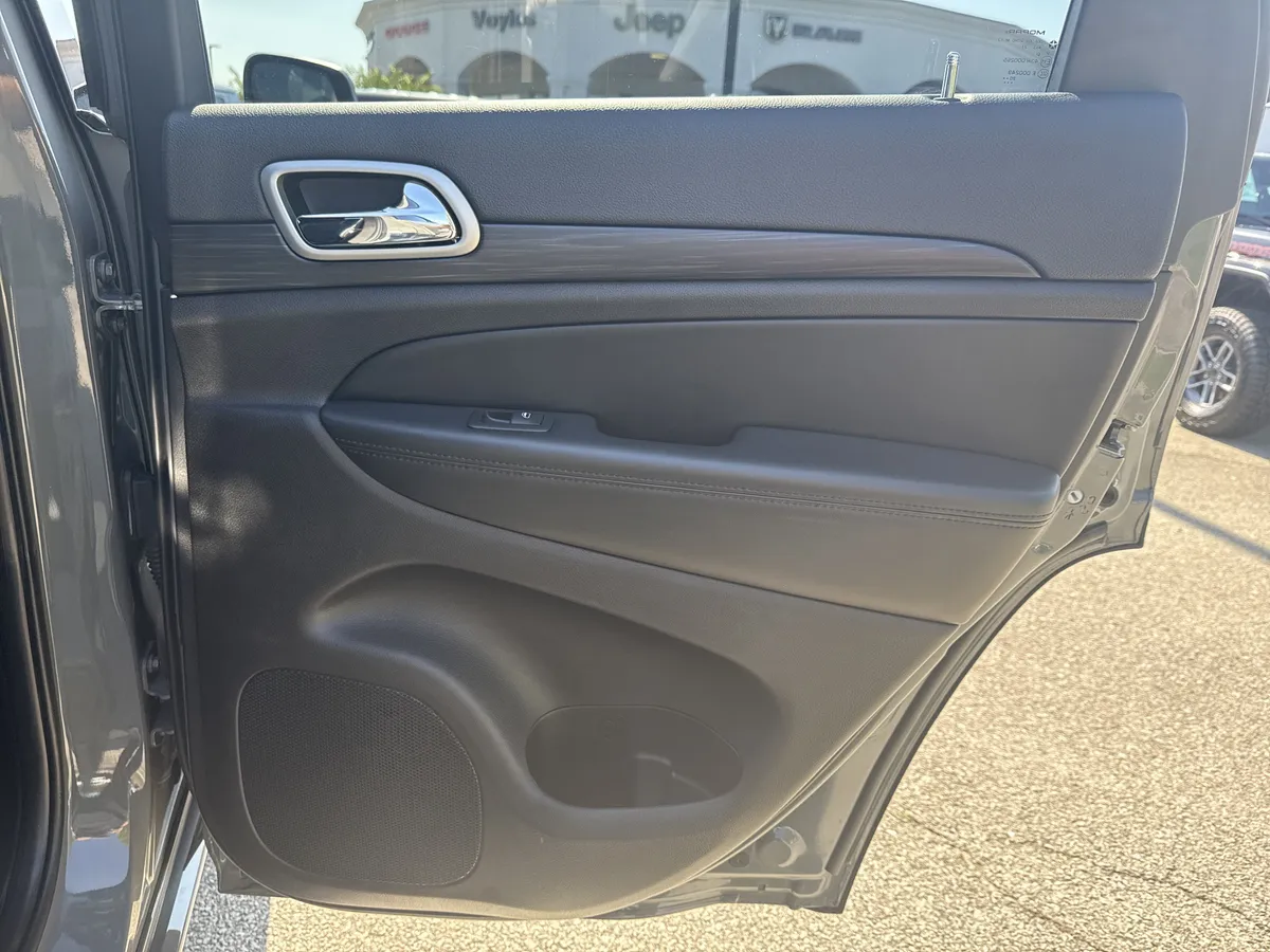 2021 Jeep Grand Cherokee Laredo X thumbnail 17