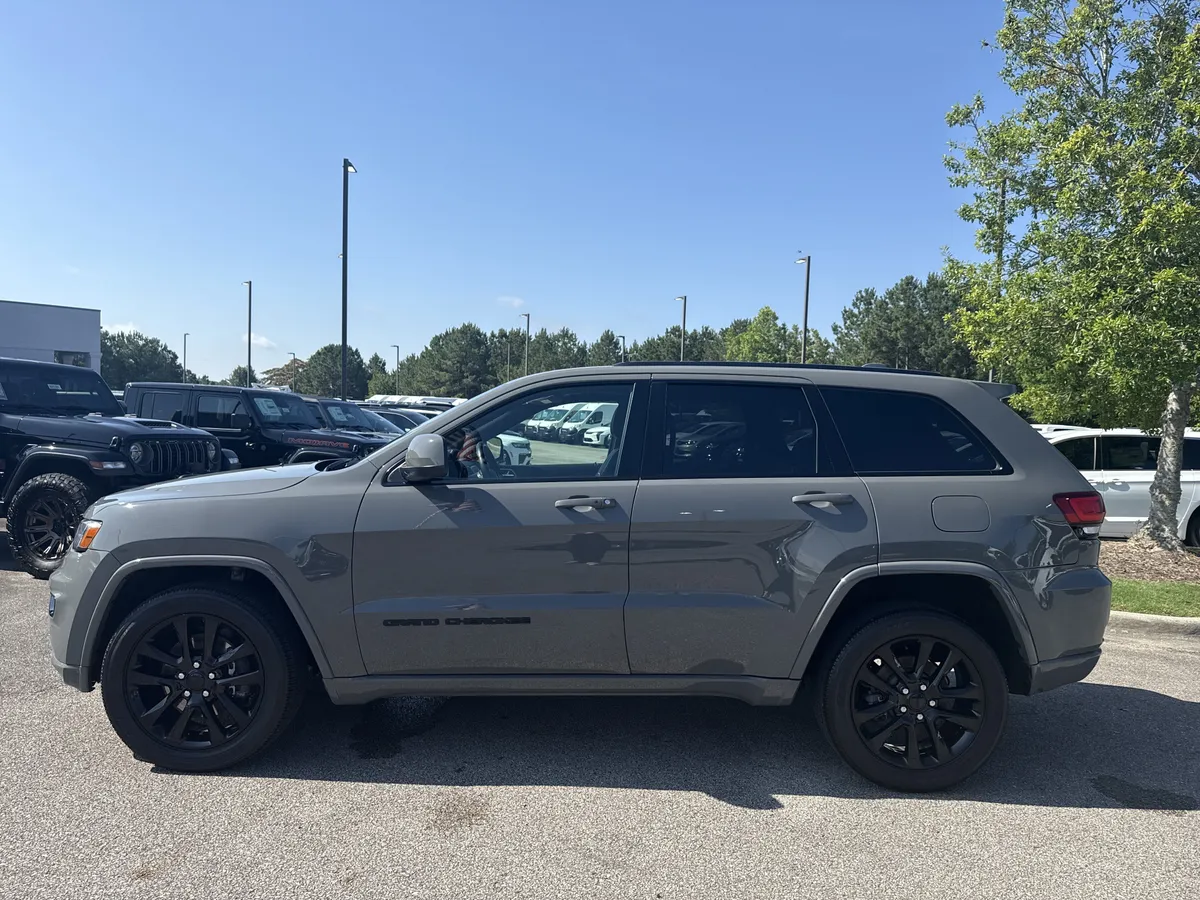 2021 Jeep Grand Cherokee Laredo X thumbnail 4