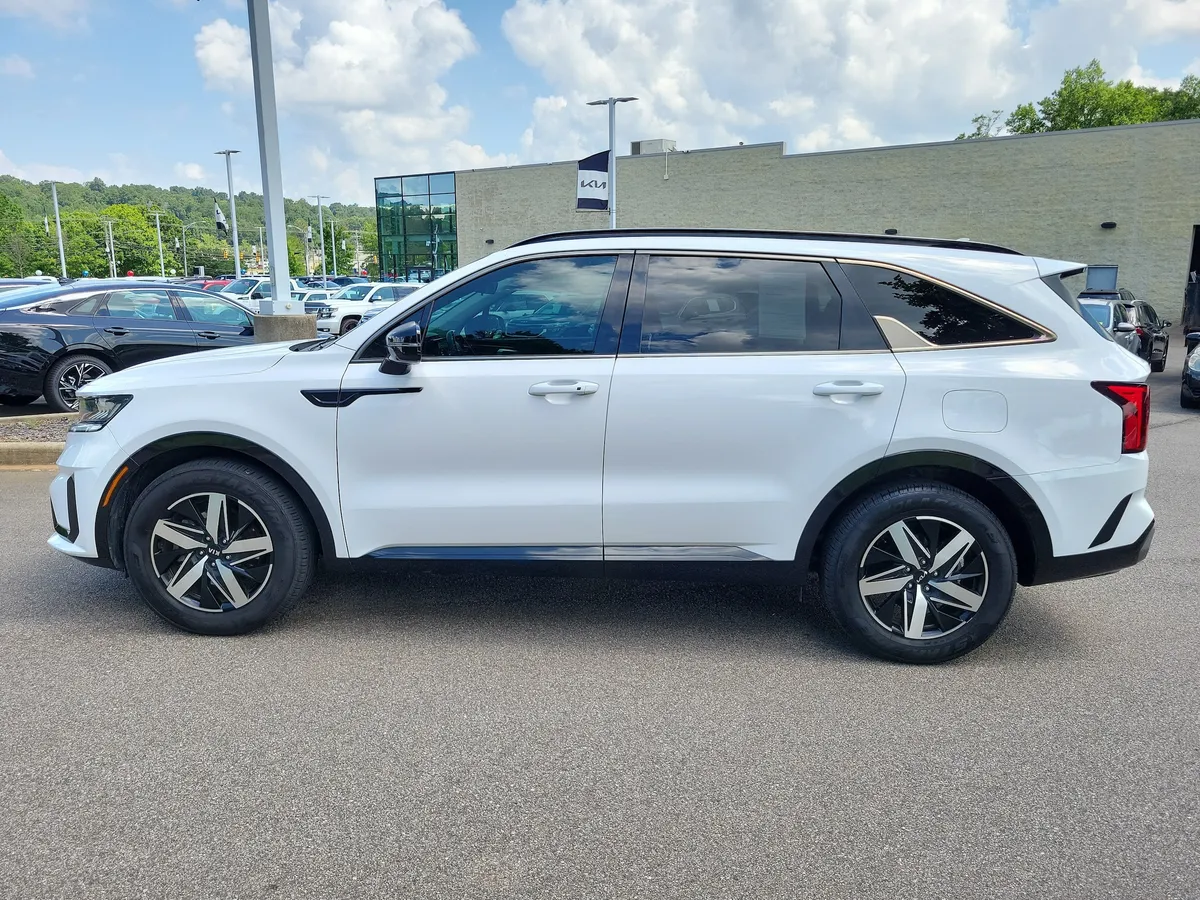 2021 Kia Sorento S thumbnail 2