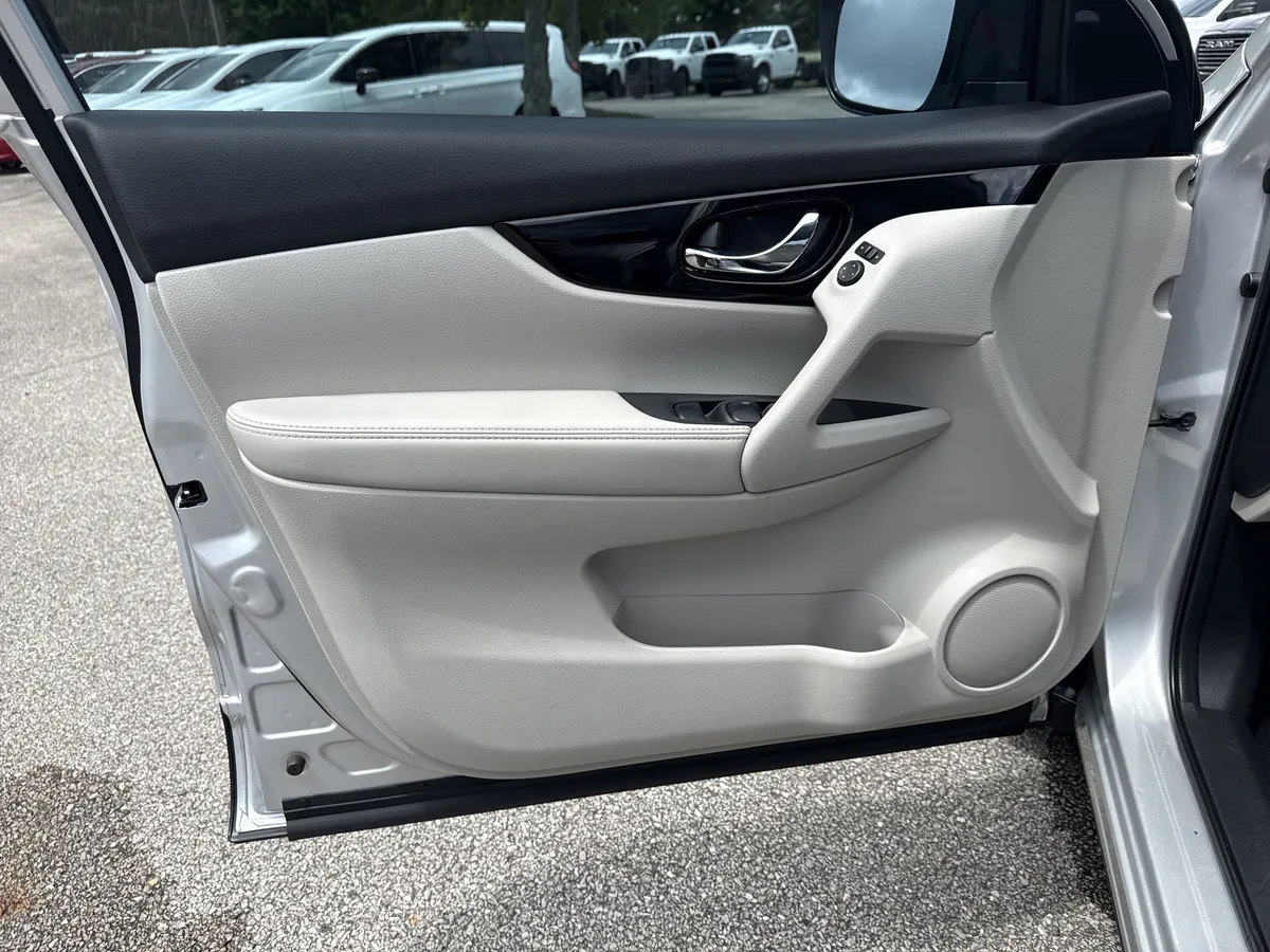 2021 Nissan Rogue Sport SL thumbnail 10