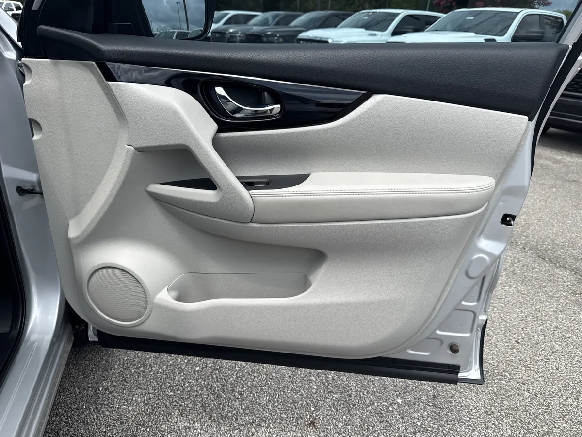 2021 Nissan Rogue Sport SL thumbnail 14